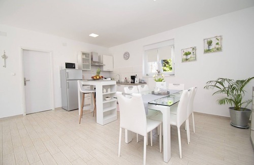 Pula House | Beautiful brand new villa * with heated swimming pool, summer kitchen, WiFi, grill