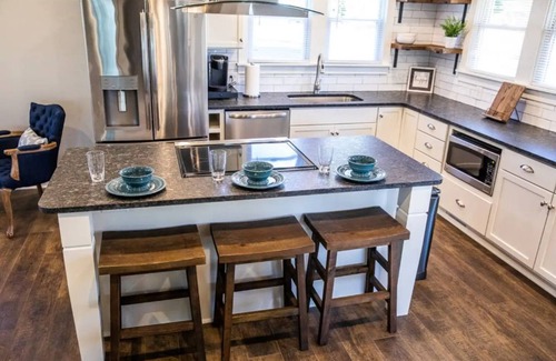 Bristol House | Beautiful Bristol Bungalow w/Firepit- 5 mins to downtown & 6 mins to Casino