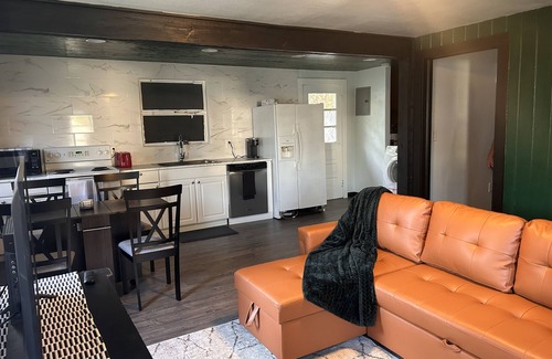 Ozark House | Beautiful Bungalow - 20 mins from Fort Rucker