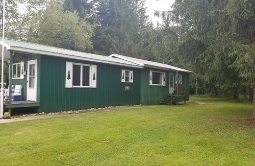 Little Lake Cabin | Beautiful Cabin Comfortably Sleeps 6
