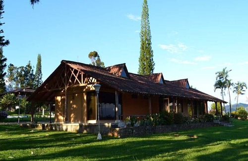 Calima Cabin | Beautiful Cabin Facing Calima Lake