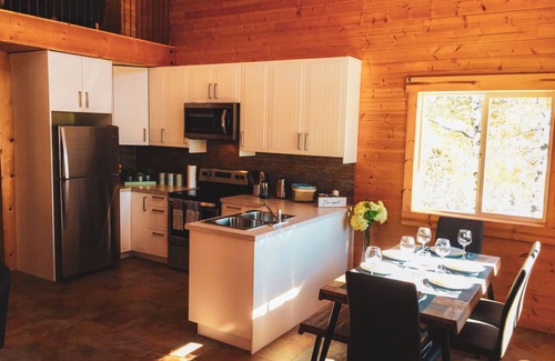 Division No. 3 Cabin | Beautiful Cabin in the Mountains