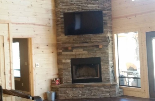Dry Creek Cabin | beautiful cabin in the woods with view of lake Tenkiller