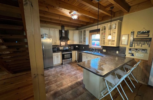 Shelbyville House | Beautiful Cabin retreat on the outskirts of town