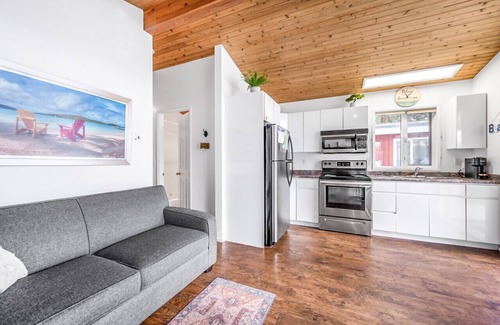 Central Okanagan Apartment | Beautiful Cabin Right next to Lake Okanagan #5
