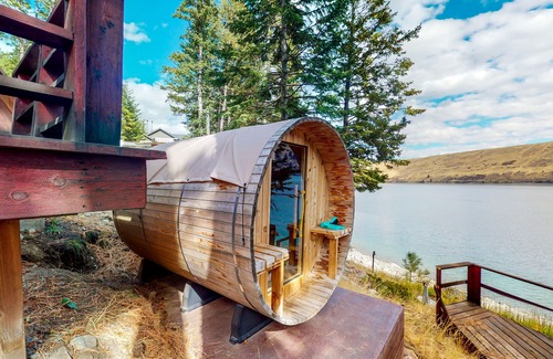 Joseph Cabin | Beautiful cabin right on the banks of the lake with patio & washer/dryer