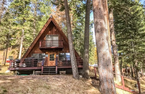 Joseph Cabin | Beautiful cabin right on the banks of the lake with patio & washer/dryer
