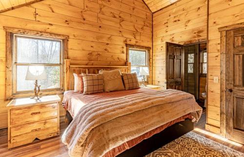 Topton House | Beautiful Cabin with Lofted Space and Deck in Topton, North Carolina