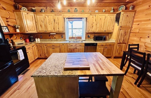 Ellijay Cabin | Beautiful cabin with outdoor spaces near Carters Lake - Fire Pit, Hot Tub, Games