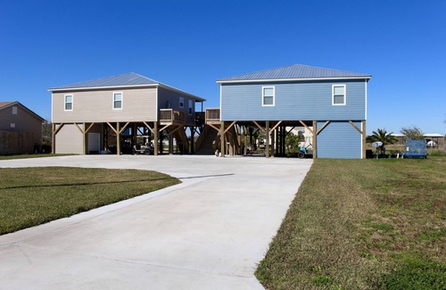 Hackberry House | Beautiful Camp on canal with 300 lb ice machine down stairs. 409 Lake Breeze Rd