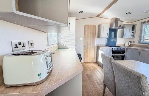 Hunstanton House | Beautiful caravan at Manor Park nearby Hunstanton beach ref 23030W