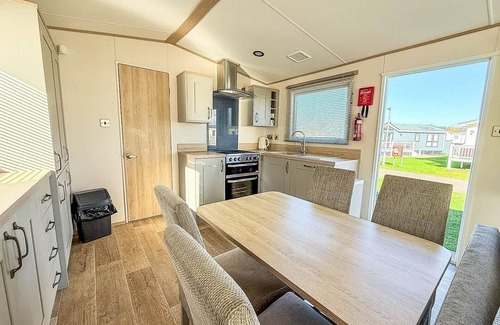 Hunstanton House | Beautiful caravan at Manor Park nearby Hunstanton beach ref 23030W