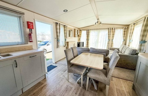 Hunstanton House | Beautiful caravan at Manor Park nearby Hunstanton beach ref 23030W
