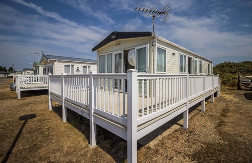 Kessingland House | Beautiful caravan with decking at Kessingland Beach in Norfolk ref 90010TD
