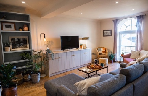 Richmond Apartment | Beautiful Castle Views in Historic Town Centre - 'The Knight's Watch’ Apartment