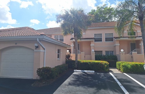 Central Naples Condo | Beautiful, central apartment in a fantastic community in the middle of a golf course