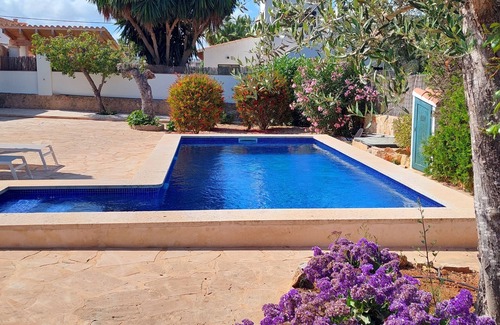 Cala Llombards Ski Chalet | Beautiful chalet for 6 pers. with gr. Garden, W-LAN, pool, air conditioning, close to the sea