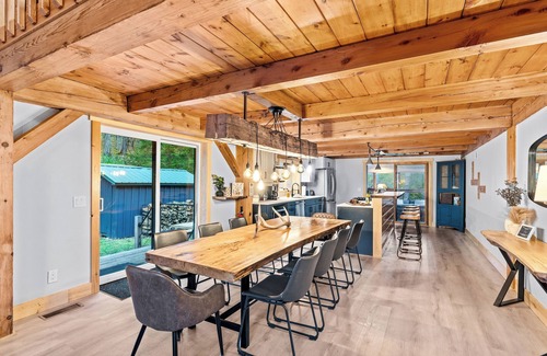 Ellicottville Ski Chalet | Beautiful chalet on 5 acres - 2 min to Village!👌 Hot-Tub, Sauna, Fire Pit🔥