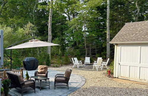 Cutchogue Cottage | Beautiful charming 1930s fully renovated cottage walking distance to the beach!