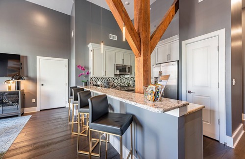 Central Business District Apartment | 💜Beautiful City-Getaway, 2Bed/2Bath with Queen Sleeper+Balcony - The Iris