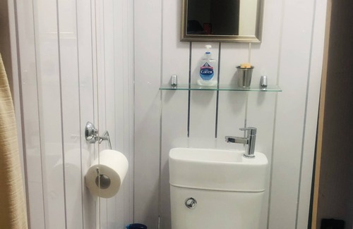 Oldbury House | Beautiful, clean, and comfortable double bedroom with natural light and en-suite