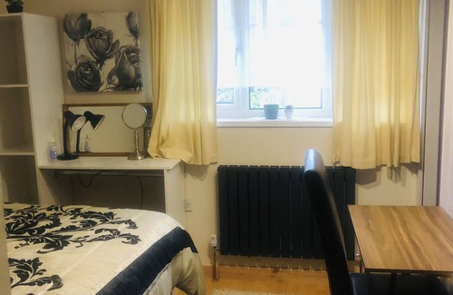 Oldbury House | Beautiful, clean, and comfortable double bedroom with natural light and en-suite