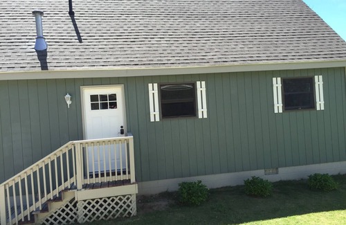 Petoskey Cabin | Beautiful, Clean and Comfortable Cottage on Crooked Lake- Sleeps 8