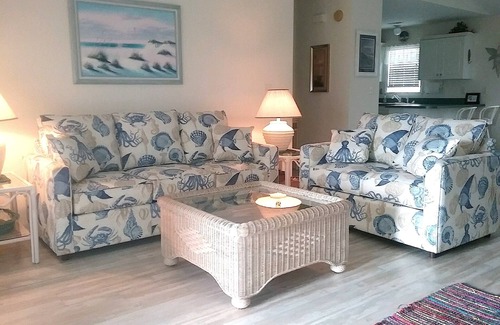 Surf City House | Beautiful, clean "Topsail" Author Home, 1½ Blocks to Beach, Fenced Yard for Pets