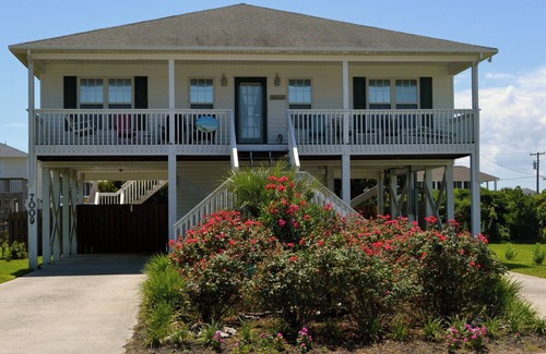 Surf City House | Beautiful, clean "Topsail" Author Home, 1½ Blocks to Beach, Fenced Yard for Pets