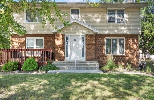 Clive Apartment | Beautiful Clive 3BR Duplex w/Fireplace