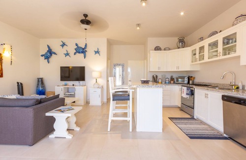 Cerritos Condo | Beautiful condo with private rooftop - only 2 minute walk from the beach!