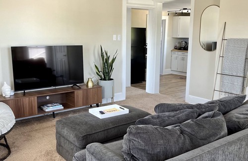 Findlay House | Beautiful & Comfortable One Bedroom/One Bathroom