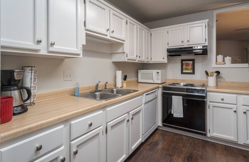 Little Rock Condo | Beautiful, Comfy & Convenient Condo!