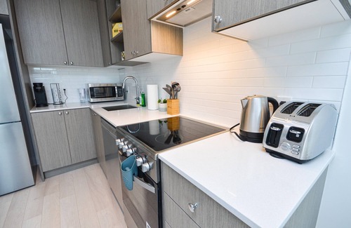 Downsview Condo | Beautiful Condo 2 Bed 2 Bath Close to All Highways
