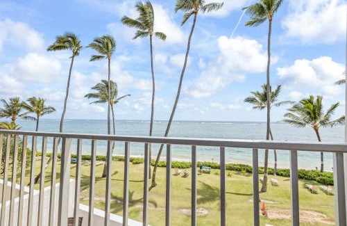 Punaluu House | Beautiful Condo Right on the Beach