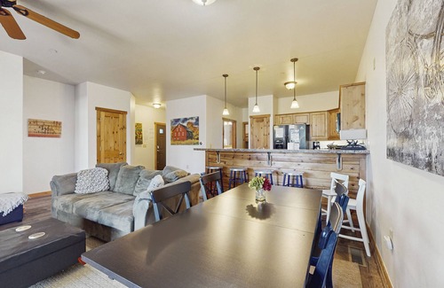 Truckee Condo | Beautiful condo w/deck, close to town & skiing