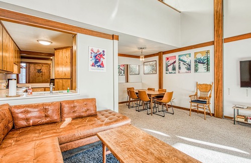Lakeshore Condo | Beautiful Condo with Shared Pool, Hot Tub, & Free WiFi