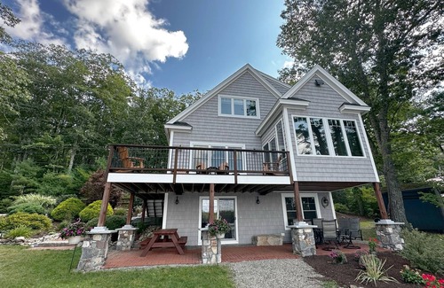 Shapleigh House | Beautiful contemporary 3 bedroom and 2.5 bath home on Square Pond.