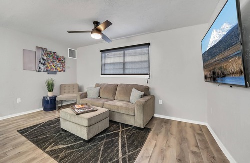 Lawton Apartment | Beautiful Contemporary Suite #09