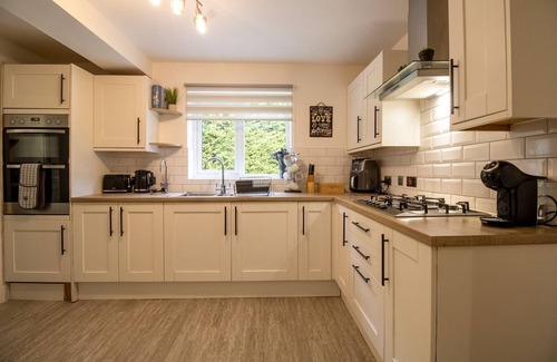 Walton House | Beautiful & Cosy Home | Driveway | Close to M1