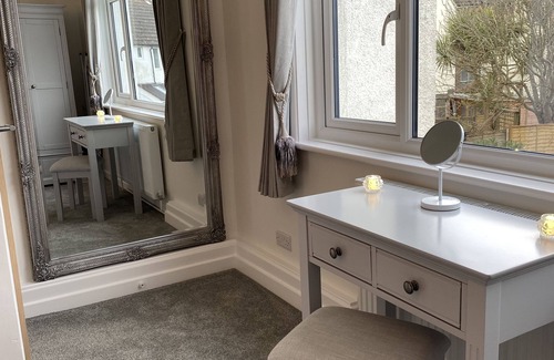 Worthing Apartment | Beautiful cosy seafront 2 bed apartment with private parking - sleeps 4