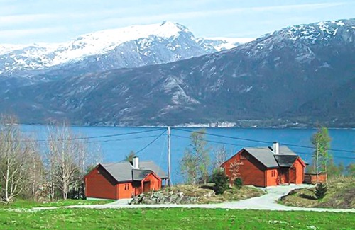 Gjuvsland House | Beautiful cottage in the middle of the picturesque Hardangerfjord, on the island Varaldsøy.