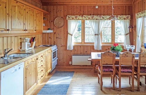 Gjuvsland House | Beautiful cottage in the middle of the picturesque Hardangerfjord, on the island Varaldsøy.