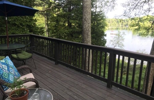 Irons Cottage | Beautiful Cottage on Private Lake close to Manistee
