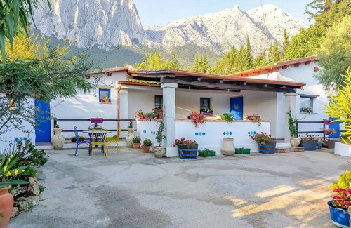 Oliena House | Beautiful cottage with panoramic views of the surrounding nature