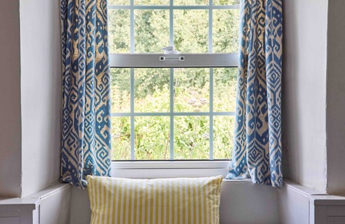 Helford Cottage | Beautiful cottage with sea views and private beach access