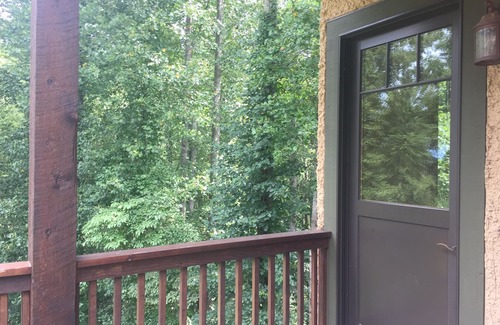 Fletcher Apartment | Beautiful Country Setting! Convenient Location " The Carriage House"