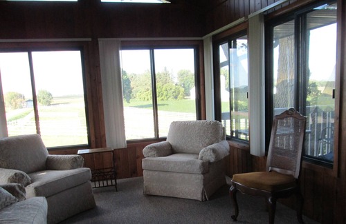 Chaska House | Beautiful country setting! Perfect for small get togethers! Super cozy!