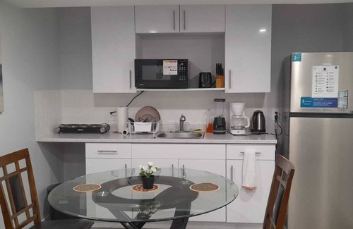 Winnipeg House | Beautiful & Cozy 1BR stay for 2 w/Bathtub Near St Vital