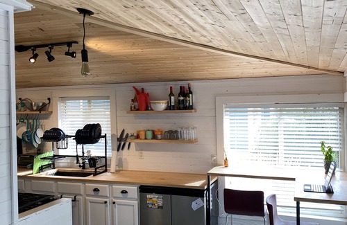 Syracuse House | Beautiful cozy cottage 1 block from the lake and Oakwood hotel.